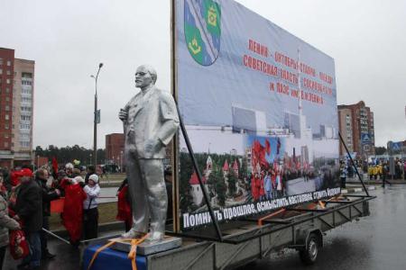 Ленинградская область: В честь юбилея города по улицам Соснового Бора в колонне коммунистов прошагал... Ленин