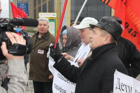 В Екатеринбурге прошел пикет в поддержку законопроекта фракции КПРФ в Законодательном Собрании Свердловской области «О Знамени Победы»