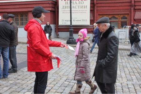 Комсомольцы Москвы: Наше Знамя - Красное!