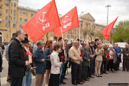 Астраханские коммунисты отметили день рождения В.И. Ленина возложением цветов и автопробегом