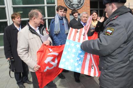 Комсомольский пикет у посольства США в Москве