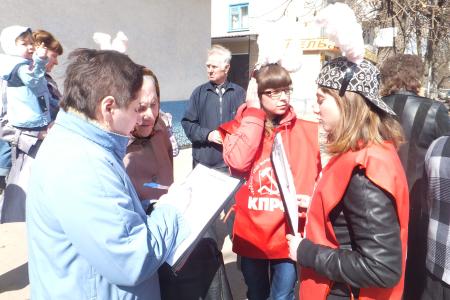 В Калуге комсомольцы провели акцию «Зайцы» против повышения оплаты за проезд