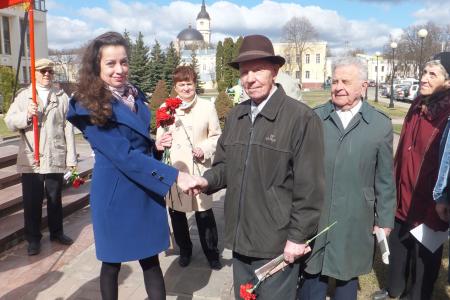 Калужане возложили цветы к памятнику Ленину