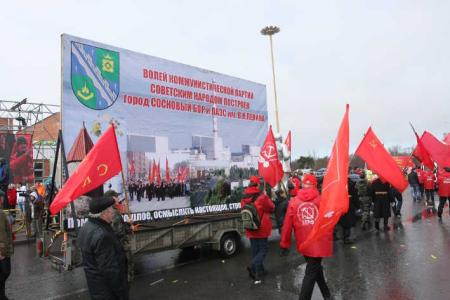 Ленинградская область: В честь юбилея города по улицам Соснового Бора в колонне коммунистов прошагал... Ленин