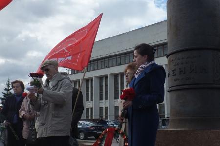 Калужане возложили цветы к памятнику Ленину