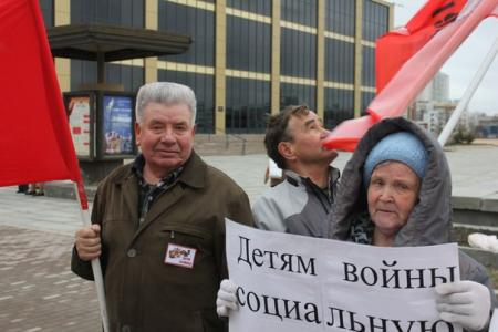 В Екатеринбурге прошел пикет в поддержку законопроекта фракции КПРФ в Законодательном Собрании Свердловской области «О Знамени Победы»