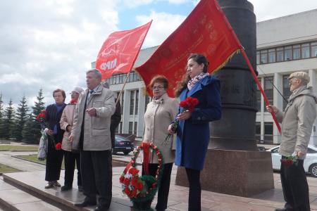 Калужане возложили цветы к памятнику Ленину