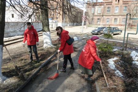 Коммунисты и комсомольцы Костромы дружно поработали на ленинском субботнике