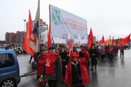 Ленинградская область: В честь юбилея города по улицам Соснового Бора в колонне коммунистов прошагал... Ленин