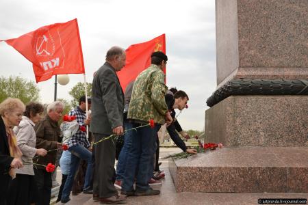 Астраханские коммунисты отметили день рождения В.И. Ленина возложением цветов и автопробегом