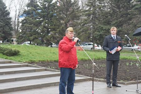 Внуки и правнуки солдат Великой Отечественной войны развернули 200-метровую копию Знамени Победы в Ростове-на-Дону