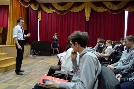 Белгородская область. Комсомольцы провели круглый стол со школьниками в Старом Осколе