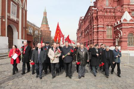 12 апреля, в День космонавтики, коммунисты возложили цветы к могиле первого космонавта планеты Ю.А. Гагарина  у Кремлевской стены