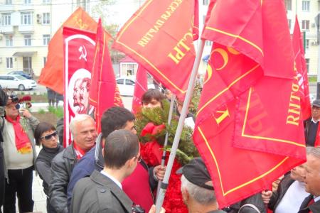 Краснодар: Возложение цветов к памятнику Ильичу состоялось, несмотря на провокацию