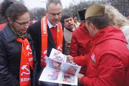 Внуки и правнуки солдат Великой Отечественной войны развернули 200-метровую копию Знамени Победы в Ростове-на-Дону
