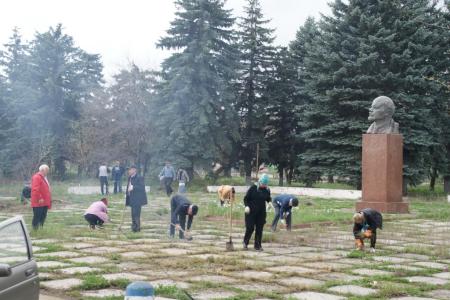 В День космонавтики коммунисты Черкесска вышли на субботник