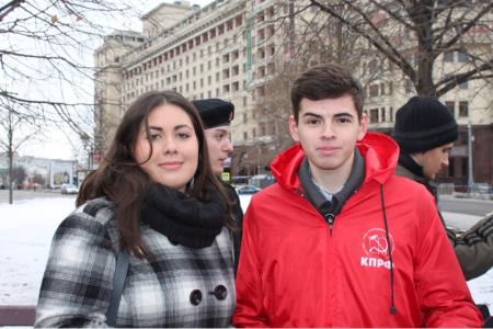 Комсомольцы Москвы: Наше Знамя - Красное!