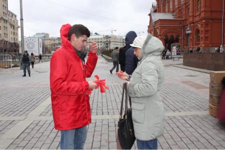 Комсомольцы Москвы: Наше Знамя - Красное!