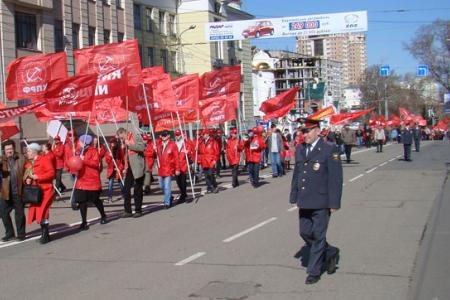 Алые первомайские знамена  на улицах городов и сел России. Записка отдела рабочего движения ЦК КПРФ об акциях партии, посвящённых Дню международной солидарности трудящихся