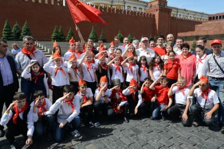 «К борьбе за дело трудового народа – будьте готовы!» Г.А. Зюганов провел торжественный прием в пионеры на Красной площади