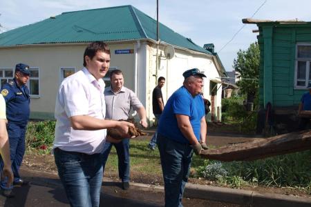 Депутат Госдумы Олег Лебедев в ходе видеомоста Москва – Тула: Наши товарищи активно помогли в ликвидации последствий урагана в Ефремове  