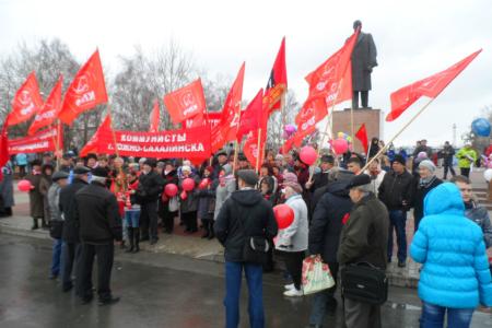 1 мая в Южно-Сахалинске колонну демонстрантов возглавил секретарь ЦК КПРФ А.В.Корниенко