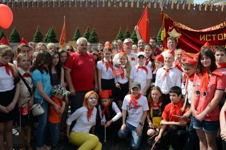 «К борьбе за дело трудового народа – будьте готовы!» Г.А. Зюганов провел торжественный прием в пионеры на Красной площади