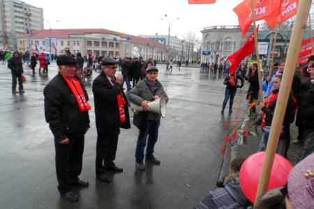 1 мая в Южно-Сахалинске колонну демонстрантов возглавил секретарь ЦК КПРФ А.В.Корниенко