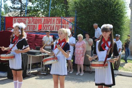 Волгоградская область. Депутат-коммунист Н.А. Паршин принял участие в торжествах по случаю Дня пионерии в Чернышковском районе