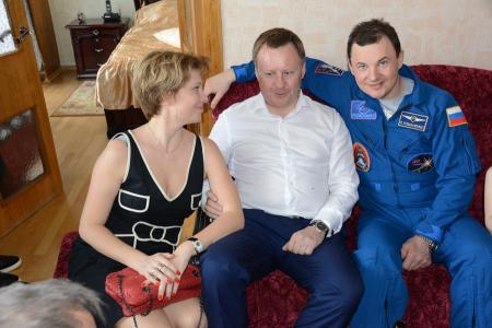 Депутаты-коммунисты А.А. Ющенко и Д.Н. Вороненков встретили вернувшегося с орбиты космонавта Р.Ю. Романенко