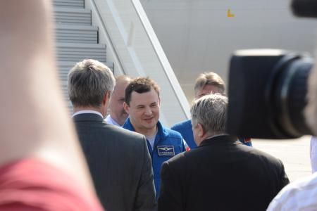 Депутаты-коммунисты А.А. Ющенко и Д.Н. Вороненков встретили вернувшегося с орбиты космонавта Р.Ю. Романенко