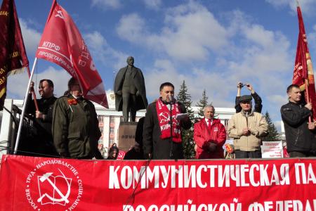 Демонстрацией и митингом отметили Первомай барнаульские коммунисты