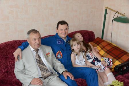 Депутаты-коммунисты А.А. Ющенко и Д.Н. Вороненков встретили вернувшегося с орбиты космонавта Р.Ю. Романенко