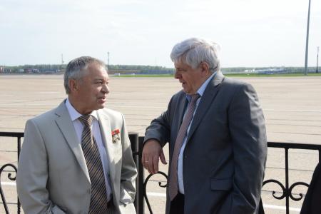 Депутаты-коммунисты А.А. Ющенко и Д.Н. Вороненков встретили вернувшегося с орбиты космонавта Р.Ю. Романенко