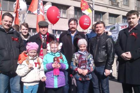 В городе трех революций коммунисты провели шествие по Невскому проспекту