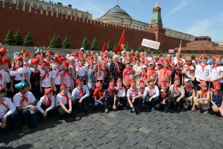 «К борьбе за дело трудового народа – будьте готовы!» Г.А. Зюганов провел торжественный прием в пионеры на Красной площади