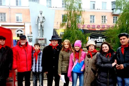 Курган: «Мы помним пионерский галстук!»
