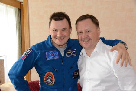 Депутаты-коммунисты А.А. Ющенко и Д.Н. Вороненков встретили вернувшегося с орбиты космонавта Р.Ю. Романенко