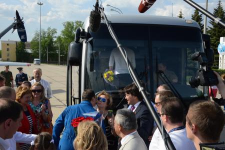 Депутаты-коммунисты А.А. Ющенко и Д.Н. Вороненков встретили вернувшегося с орбиты космонавта Р.Ю. Романенко