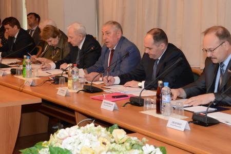 Представители регионов на совещании в Госдуме поддержали требование коммунистов о выделении дополнительных бюджетных ассигнований на увеличение зарплат бюджетникам