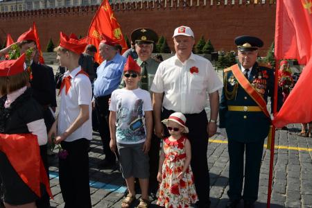 «К борьбе за дело трудового народа – будьте готовы!» Г.А. Зюганов провел торжественный прием в пионеры на Красной площади