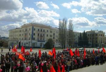 Алые первомайские знамена  на улицах городов и сел России. Записка отдела рабочего движения ЦК КПРФ об акциях партии, посвящённых Дню международной солидарности трудящихся