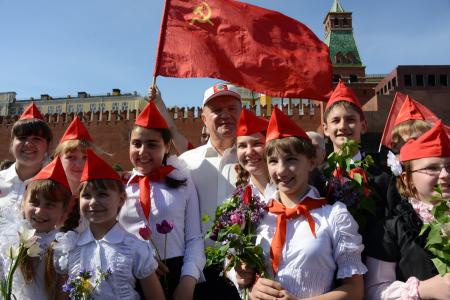 «К борьбе за дело трудового народа – будьте готовы!» Г.А. Зюганов провел торжественный прием в пионеры на Красной площади