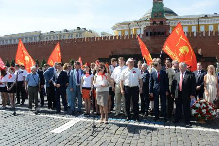 «К борьбе за дело трудового народа – будьте готовы!» Г.А. Зюганов провел торжественный прием в пионеры на Красной площади