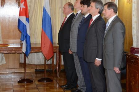 Г.А. Зюганов вручил Послу Кубы в России Э.Л. Гарсия памятную медаль ЦК КПРФ «50 лет первого визита Фиделя Кастро в СССР»