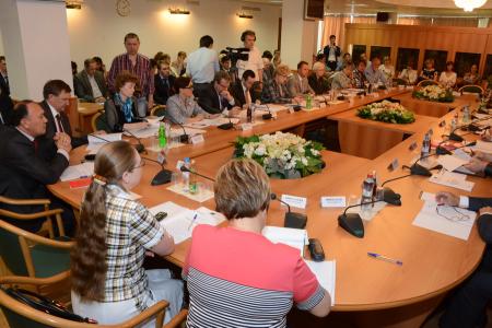 Представители регионов на совещании в Госдуме поддержали требование коммунистов о выделении дополнительных бюджетных ассигнований на увеличение зарплат бюджетникам