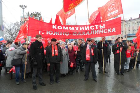 1 мая в Южно-Сахалинске колонну демонстрантов возглавил секретарь ЦК КПРФ А.В.Корниенко