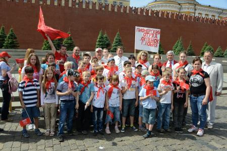 «К борьбе за дело трудового народа – будьте готовы!» Г.А. Зюганов провел торжественный прием в пионеры на Красной площади