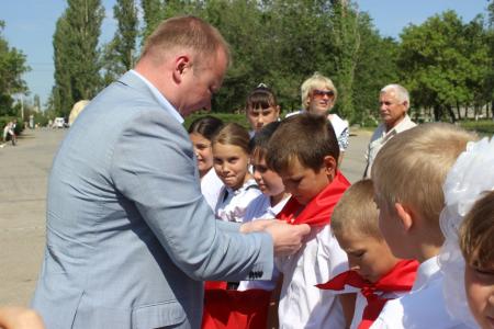 Волгоградская область. Депутат-коммунист Н.А. Паршин принял участие в торжествах по случаю Дня пионерии в Чернышковском районе