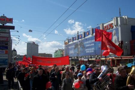 Алые первомайские знамена  на улицах городов и сел России. Записка отдела рабочего движения ЦК КПРФ об акциях партии, посвящённых Дню международной солидарности трудящихся